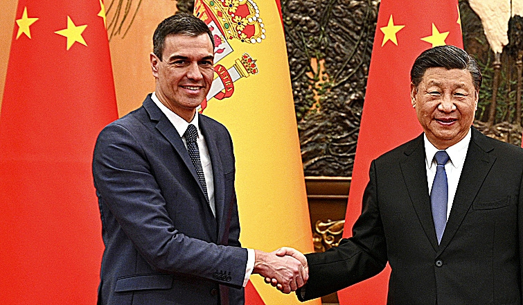 2023. Pedro Sánchez y Xi Jinping, durante el primer viaje del presidente a China para conmemorar el 50 aniversario de las relaciones diplomáticas. B. P.