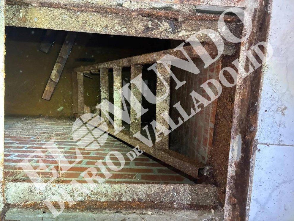 La escalera que da acceso al zulo