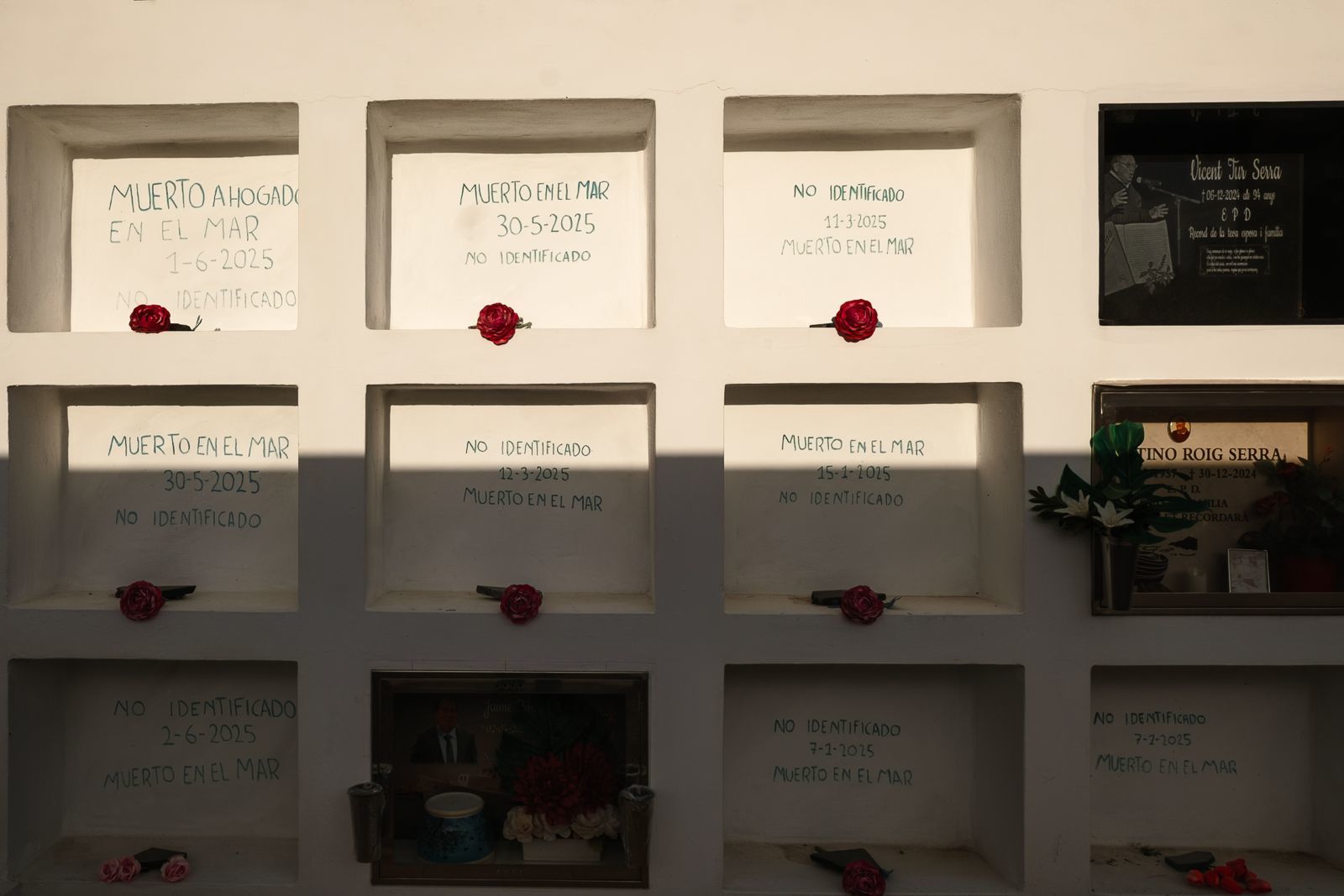 Nichos de migrantes sin identificar en el cementerio de Sant Francesc.