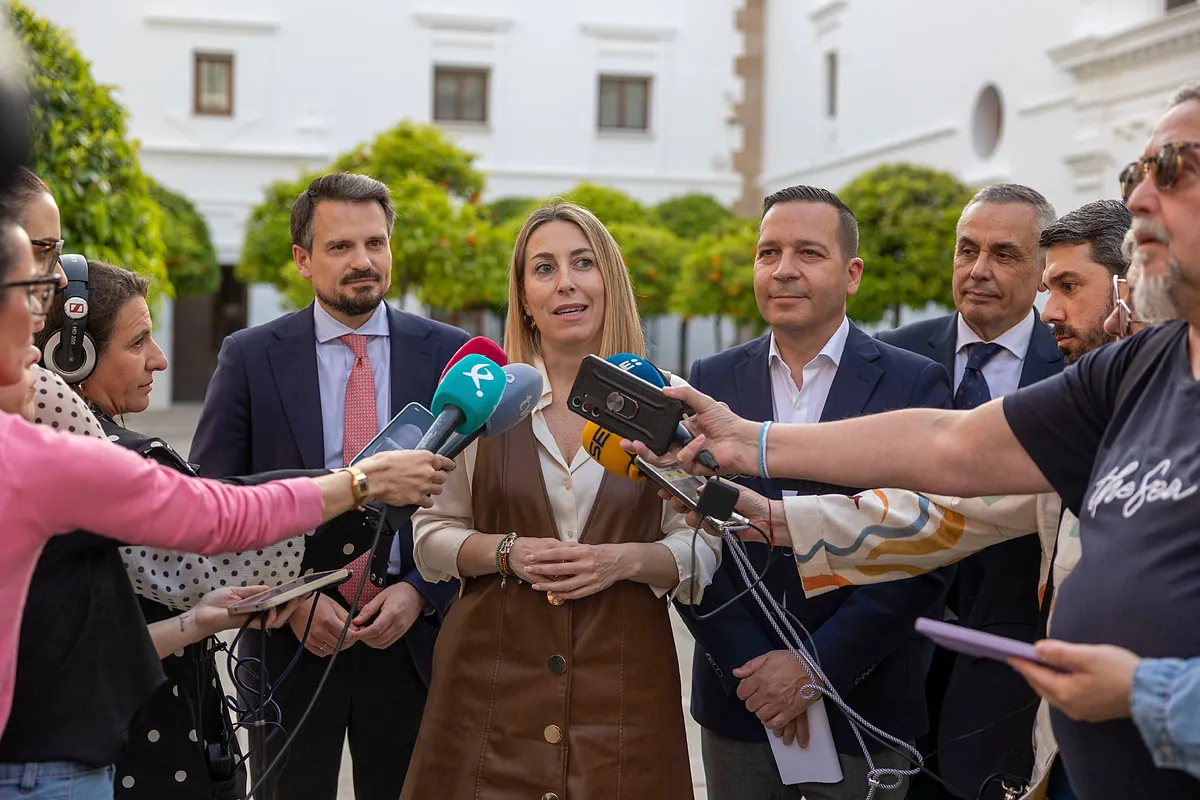 Acuerdo Guardiola-Vox: eliminación del 50% de las subvenciones a sindicatos y empresarios y «no más menas» ni burkas en la calle