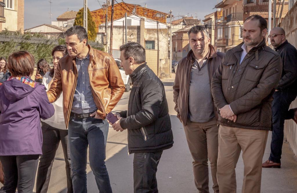 Koldo, tras Sánchez, Cerdán y Ábalos, en la icónica imagen del 'clan del Peugeot'.