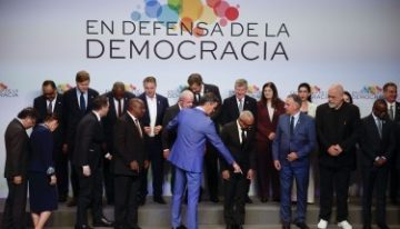 Sánchez se inviste de jefe del «ejército» mundial contra la ultraderecha