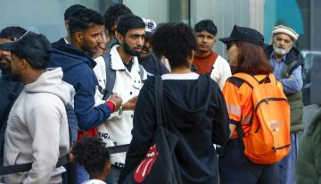 Los problemas para lograr la documentación marcan el inicio de la regularización de los 500.000 inmigrantes:  «Veo el proceso con mucha negatividad»