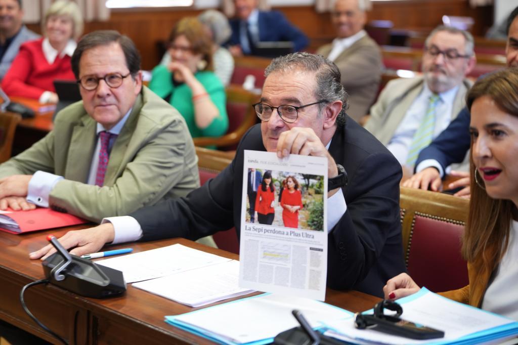 El senador del PP Gerardo Camps muestra la información publicada este lunes en EL MUNDO.