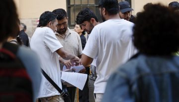 Moncloa y el PSOE acusan a gobiernos del PP de querer «boicotear» la regularización de inmigrantes y advierten: «Se va a hacer y con éxito»