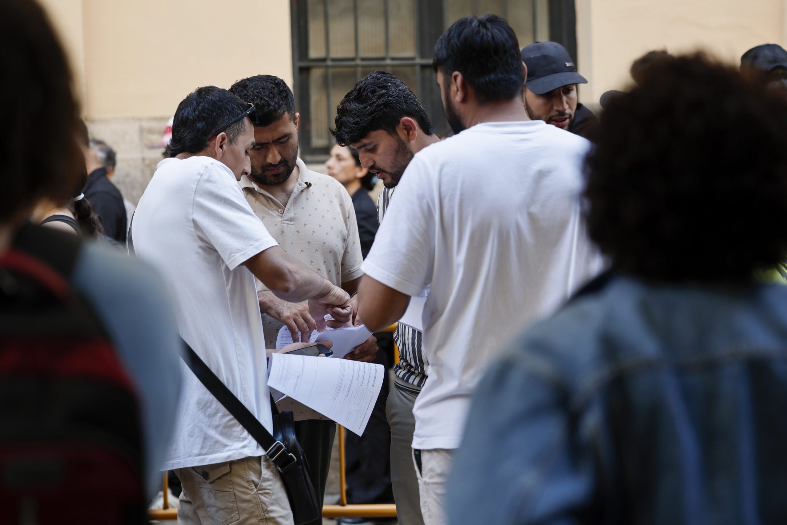 Colas para la regularización en Valencia.