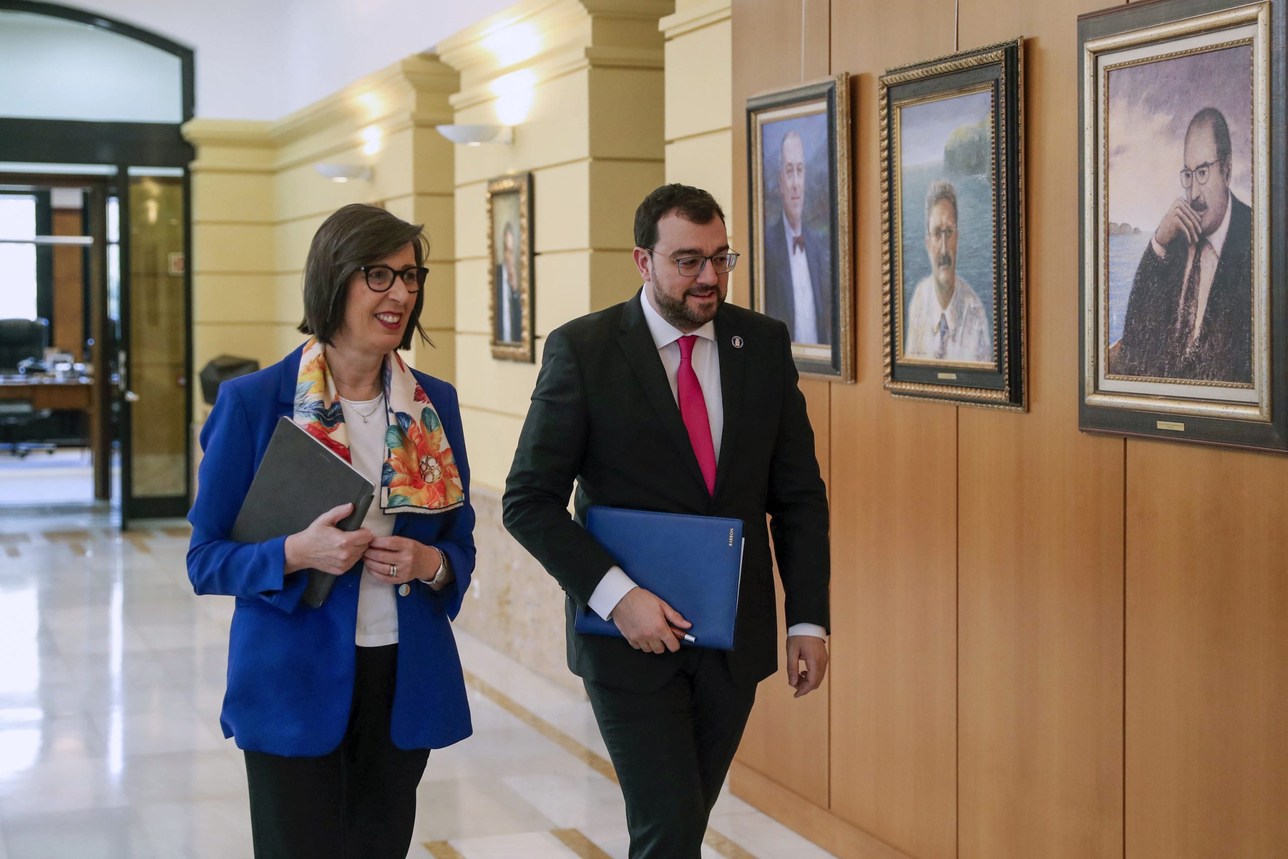 Nieves Roqueñí, ex consejera y ahora presidente de la Autoridad Portuaria de Gijón, con Adrián Barbón.