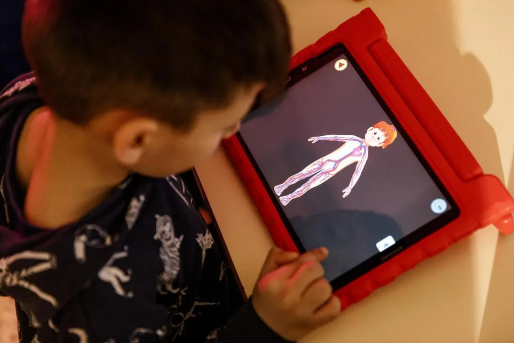 Las sociedades médicas recetan cero uso de pantallas a menores de seis años tras presentar 70 pruebas científicas: «Es el mayor hackeo cerebral de la historia»