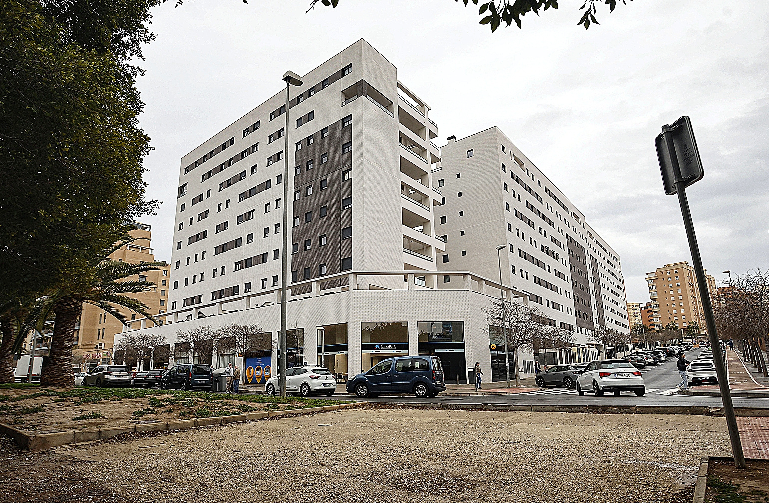 Vista exterior del residencial Les Naus en Alicante, cuya adjudicación de pisos investiga una jueza.