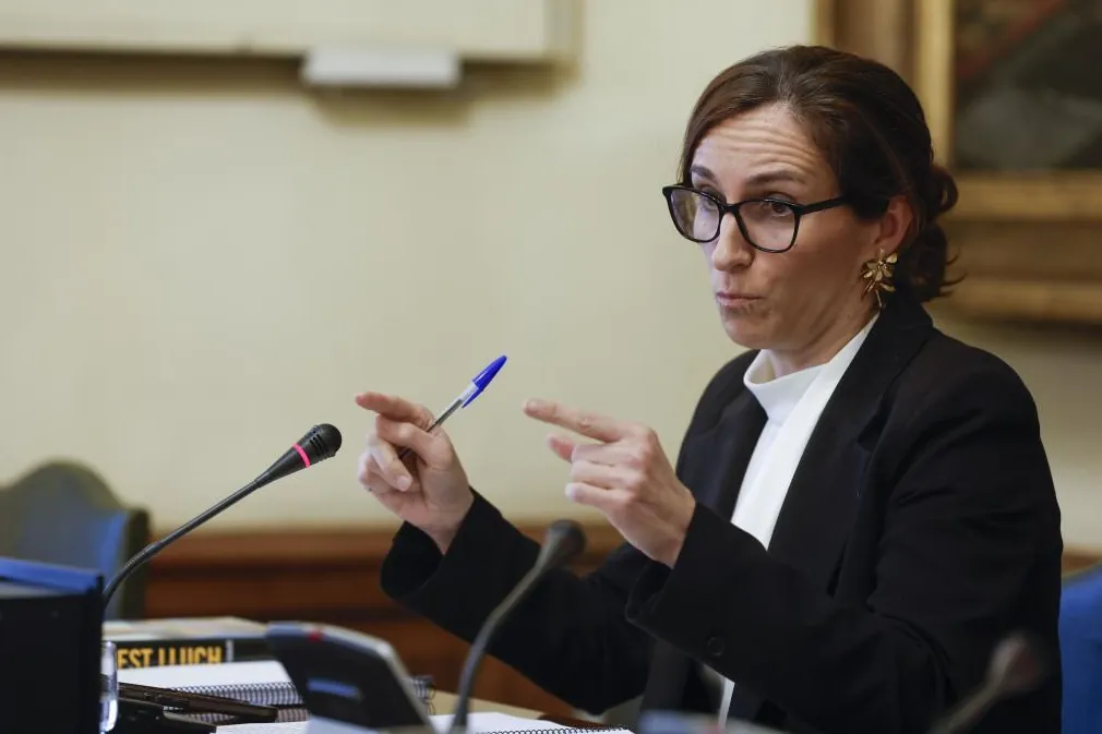 Mónica García carga contra el juez que investiga al ex DAO de la Policía tras sus críticas a las víctimas de maltrato: «Son de un machismo impresionante»