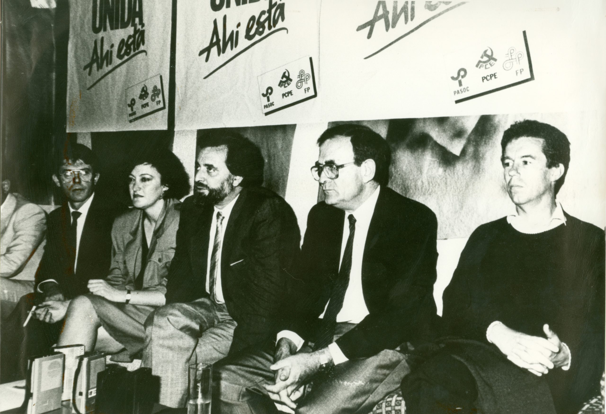 Anguita y otros miembros de IU, durante la primera campaña.