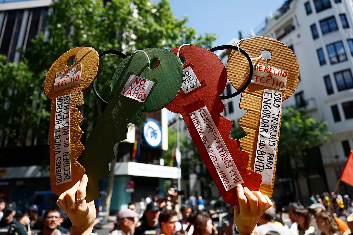 Unas 500 personas se concentran frente a la sede del PP para exigir su apoyo a la prórroga del alquiler y denunciar su uso «especulativo»