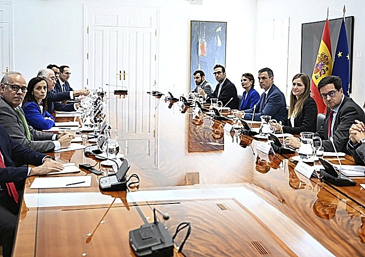 Sánchez y sus ministros durante la reunión de urgencia con las eléctricas el día 29 de abril