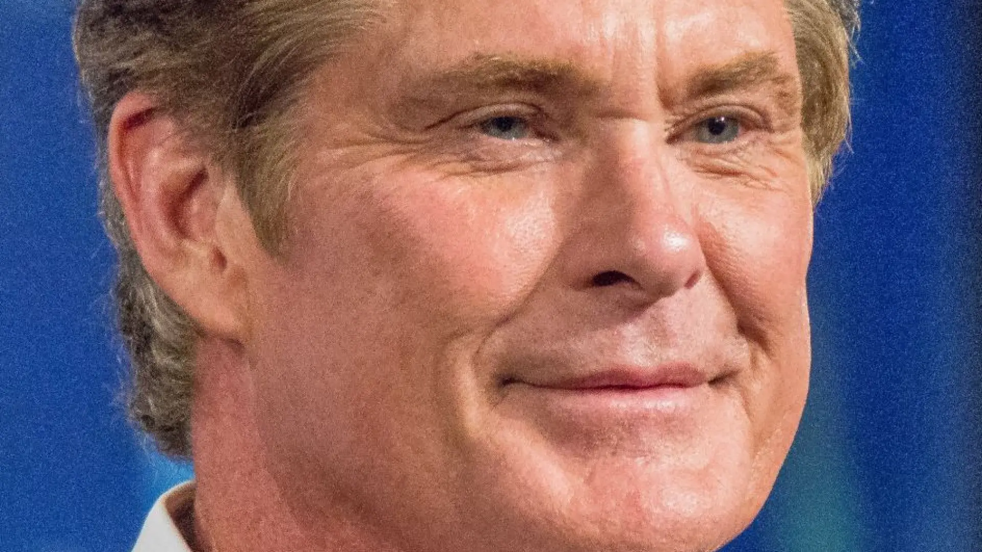 David Hasselhoff preocupa a sus fans caminando con un andador a sus 73 años