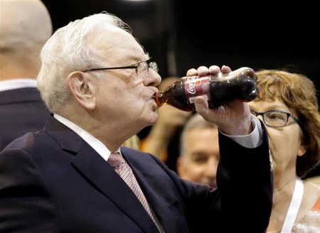 Warren Buffett bebiendo una Coca Cola de cereza