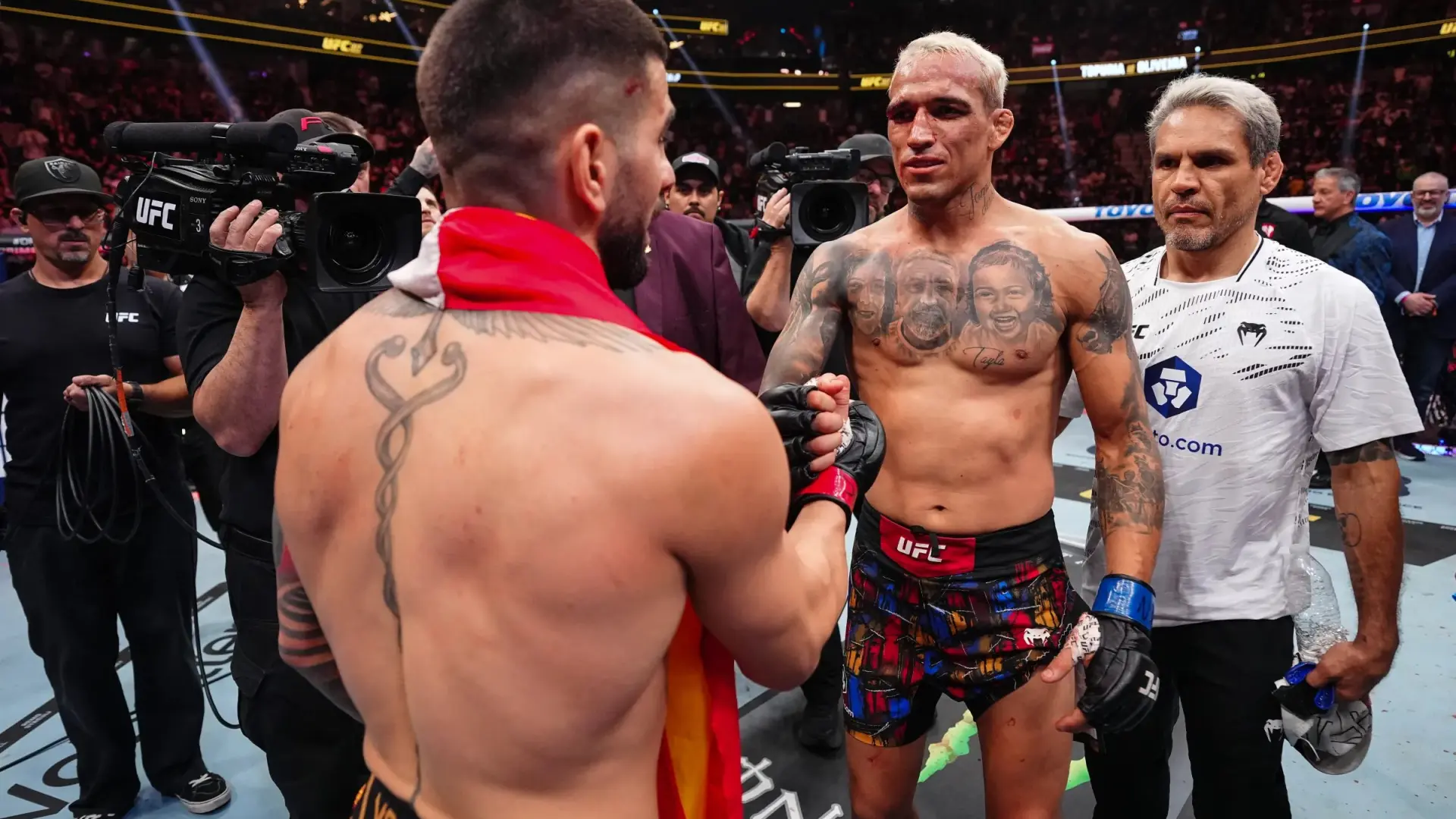Imágenes inéditas de la pelea entre Ilia Topuria y Oliveira en UFC 317: «Gracias por todo lo que has hecho, eres una máquina»