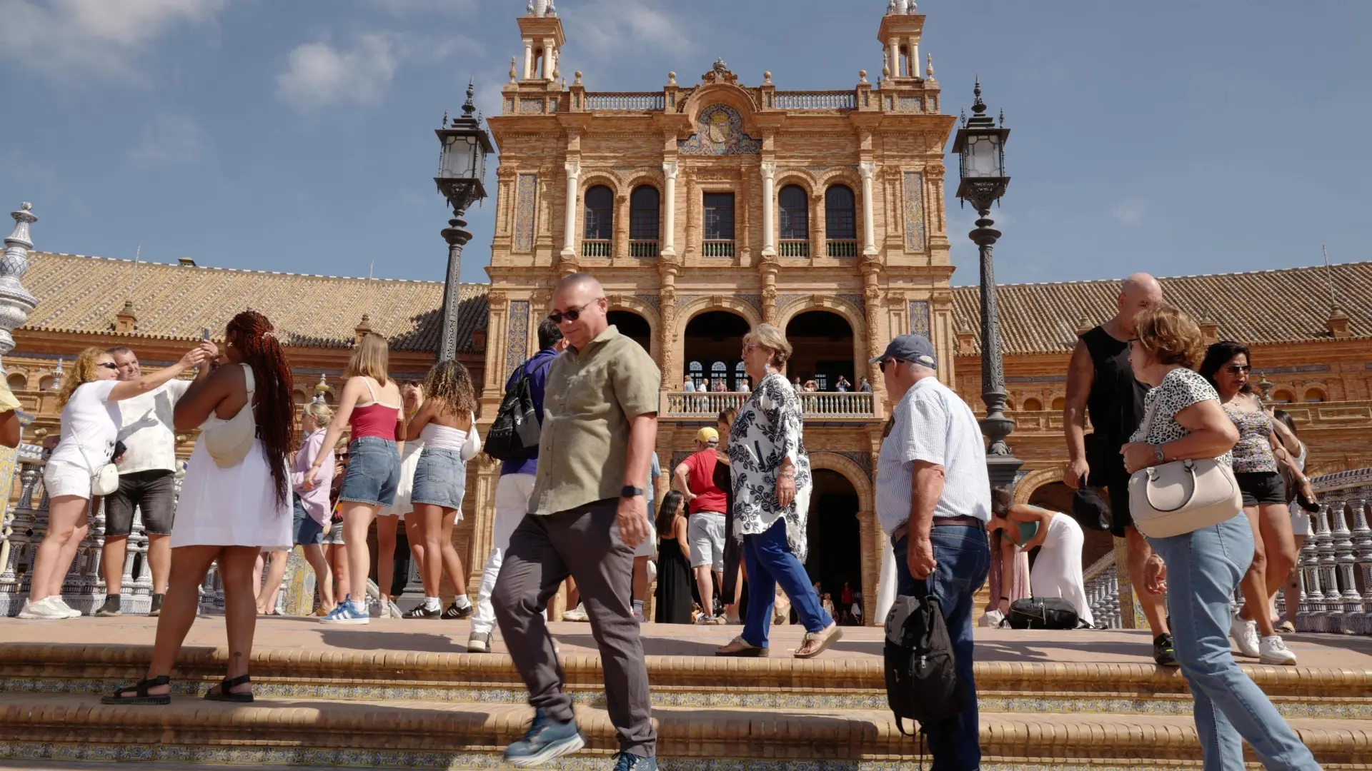 Los españoles apuestan por más turismo de interior y las agencias frenan sus reservas por la guerra