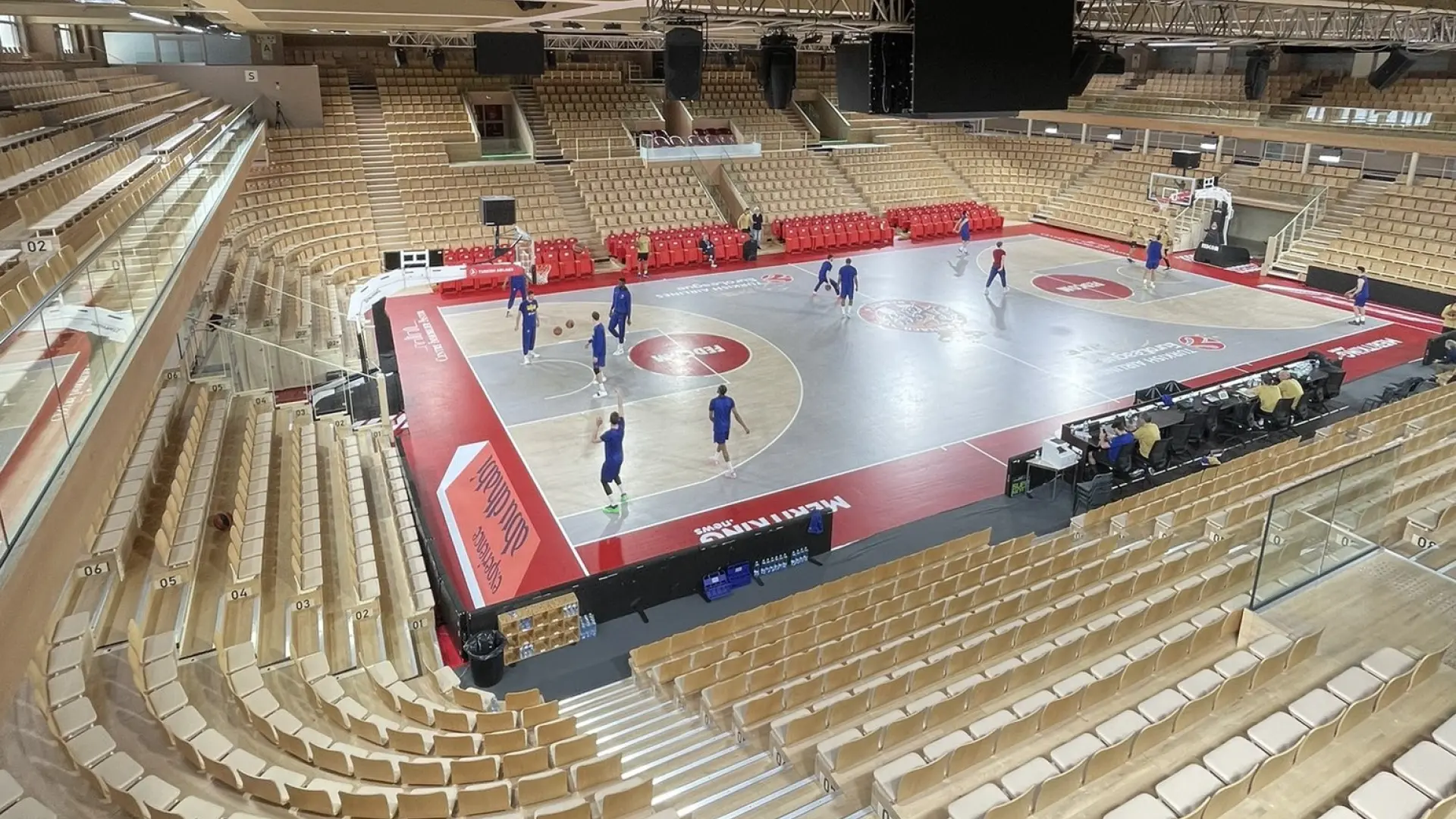 Santuarios del deporte. Salle Gaston Médecin, Mónaco: la cancha bajo las gradas de un estadio de fútbol