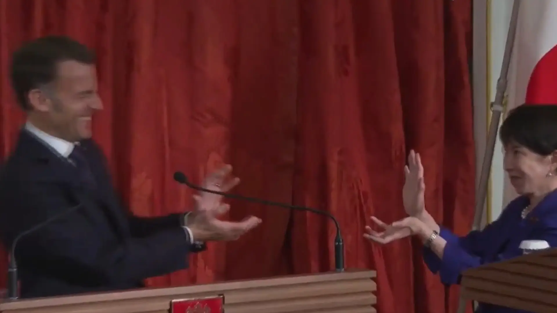 Macron y la primera ministra de Japón 'luchan' como en 'Bola de Dragón' al terminar su rueda de prensa en Tokio