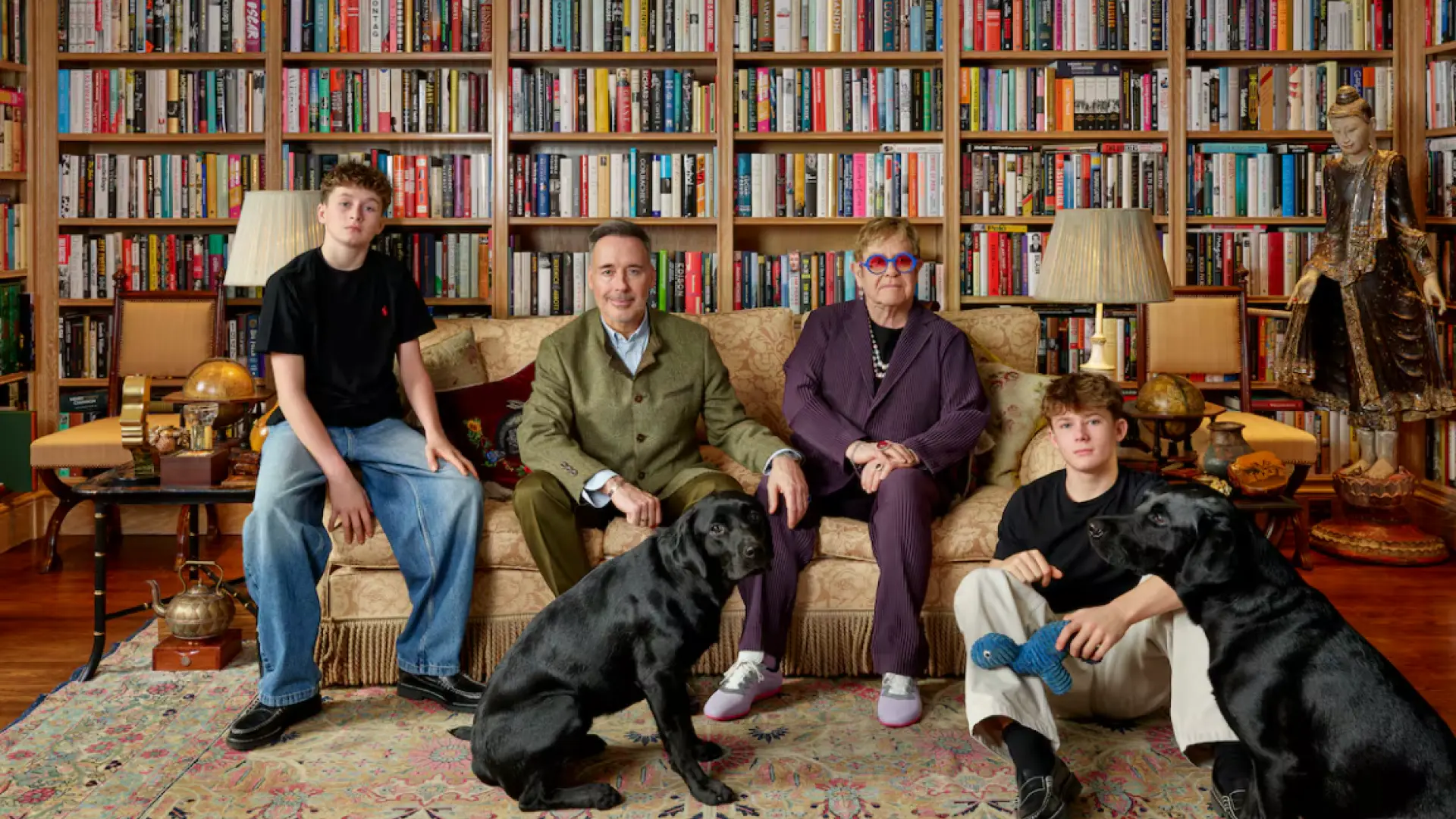 La curiosa 'intrahistoria' de la primera foto de Elton John con sus hijos y su marido, expuesta en la National Gallery de Londres