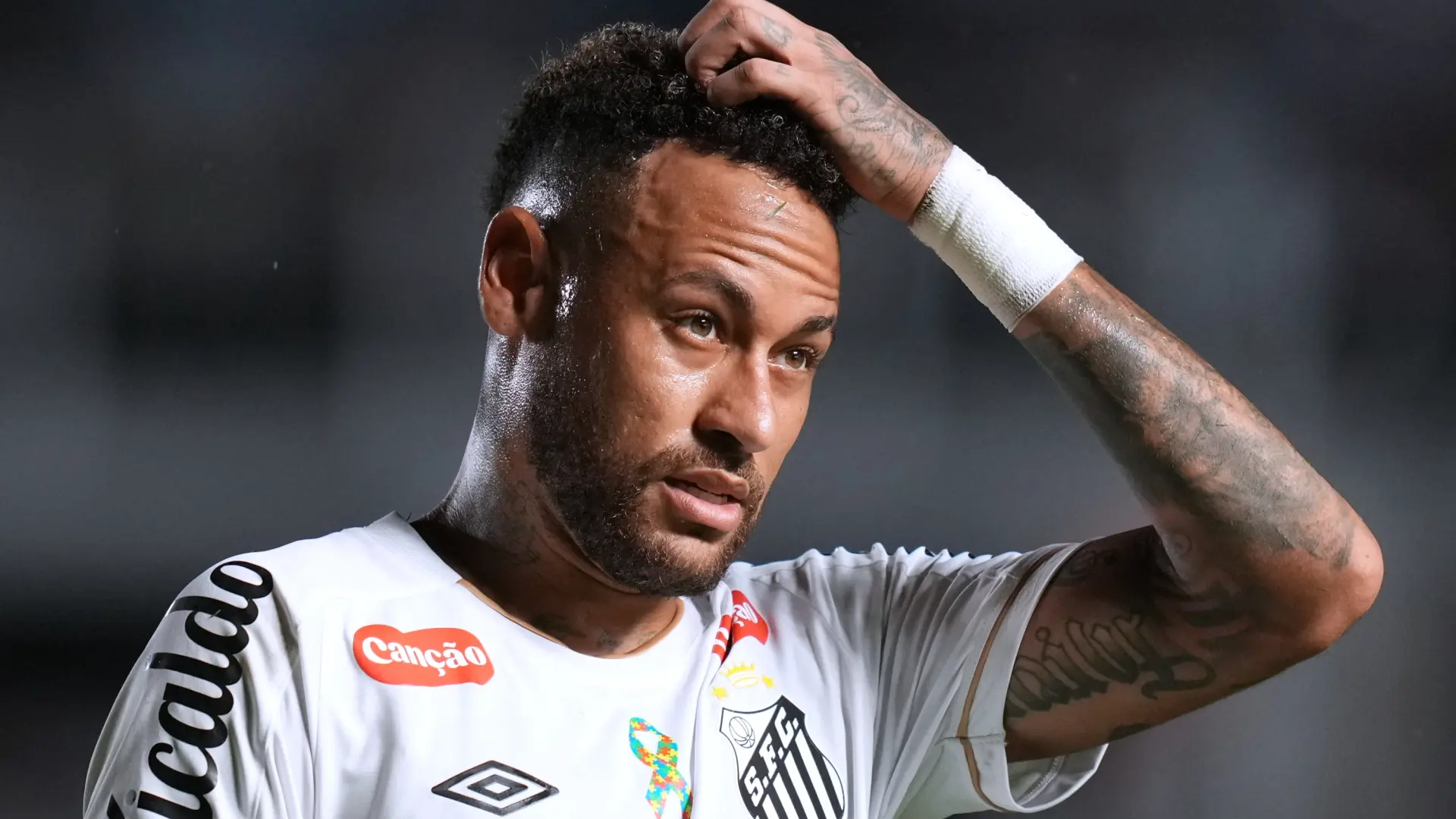 Lluvia de críticas contra Neymar en Brasil por utilizar una expresión machista contra el árbitro: «Se levantó con la regla»