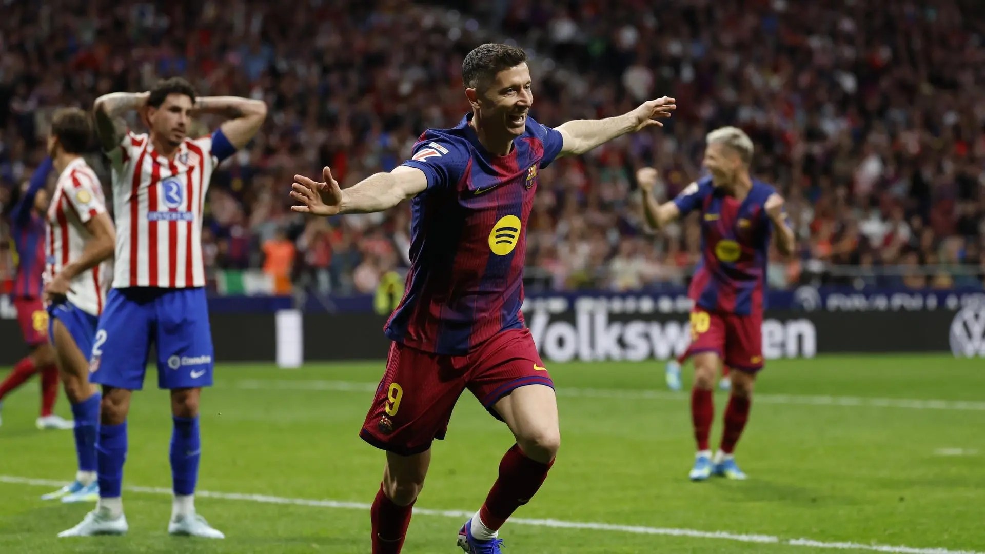 Lewandowski sale al rescate para dar media liga al Barça en el Metropolitano ante un Atlético con un jugador menos