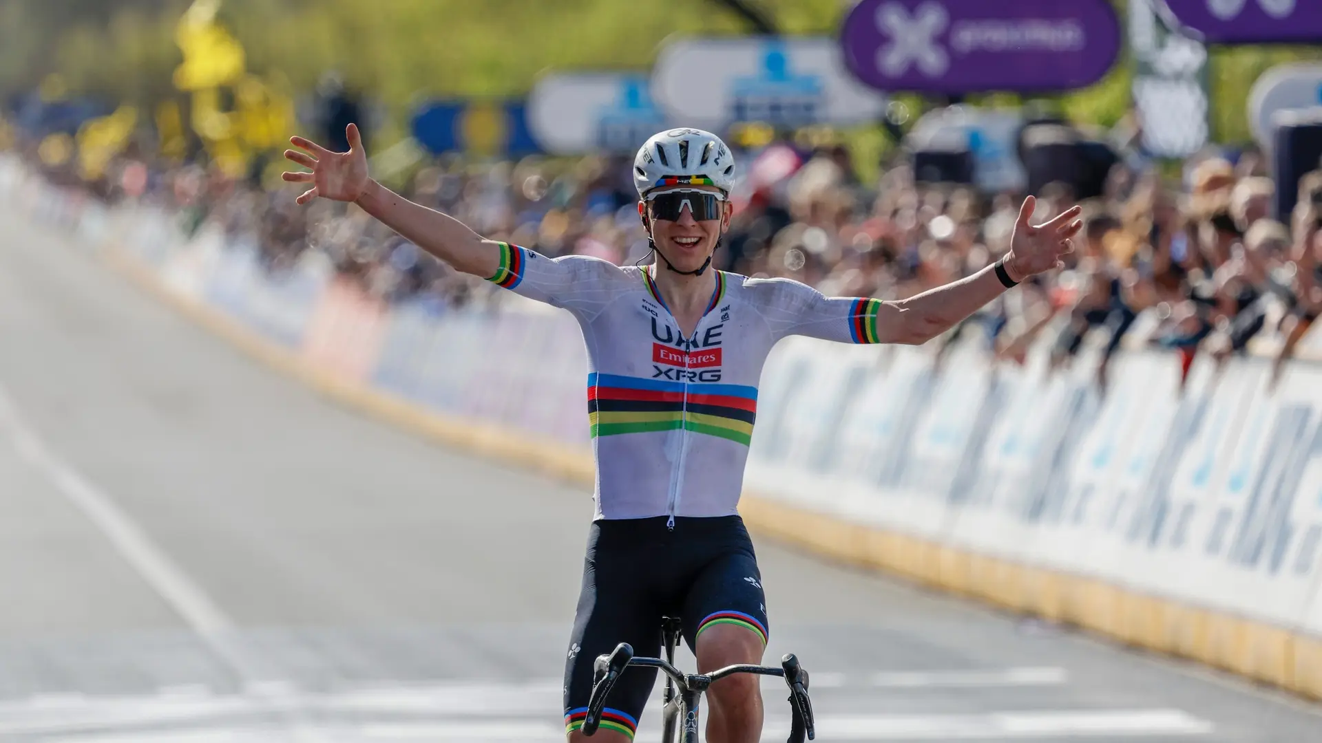 Tadej Pogacar gana su tercer Tour de Flandes con una exhibición histórica