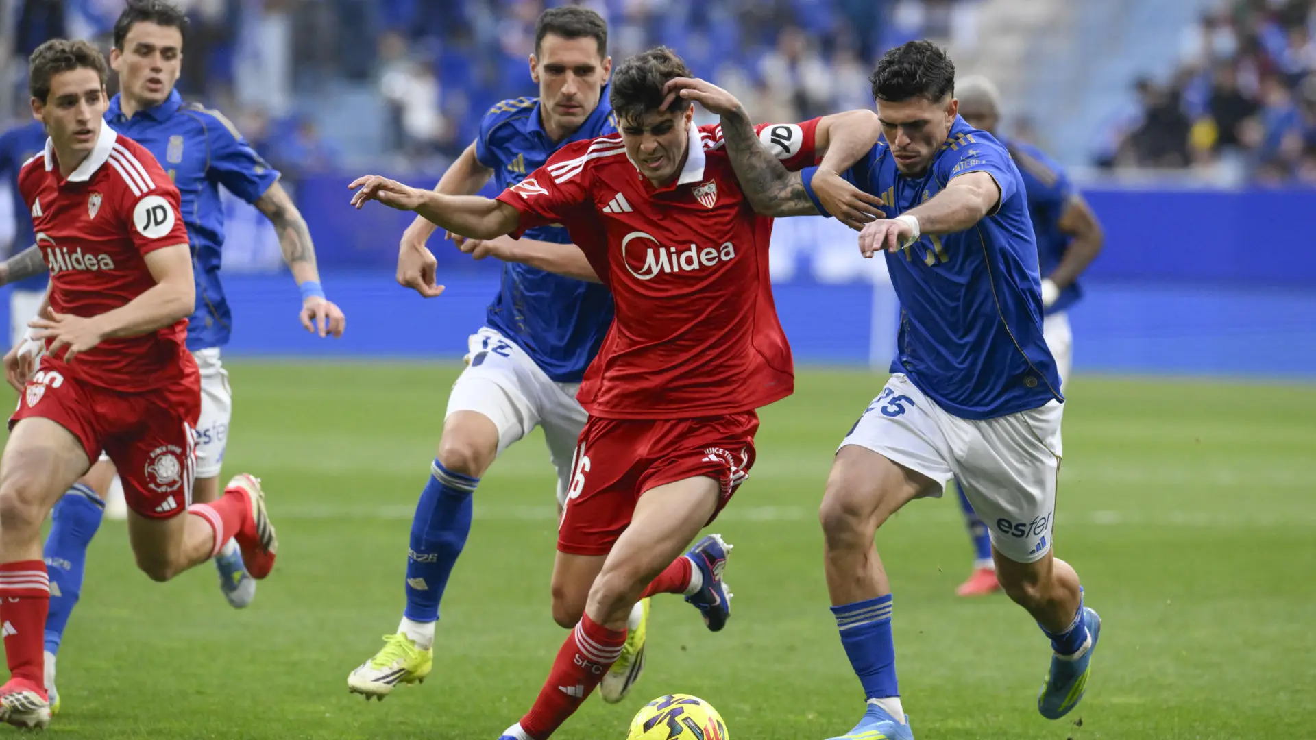 Tensión en Sevilla tras la derrota ante el Oviedo: insultos, encapuchados y amenazas a Del Nido Carrasco