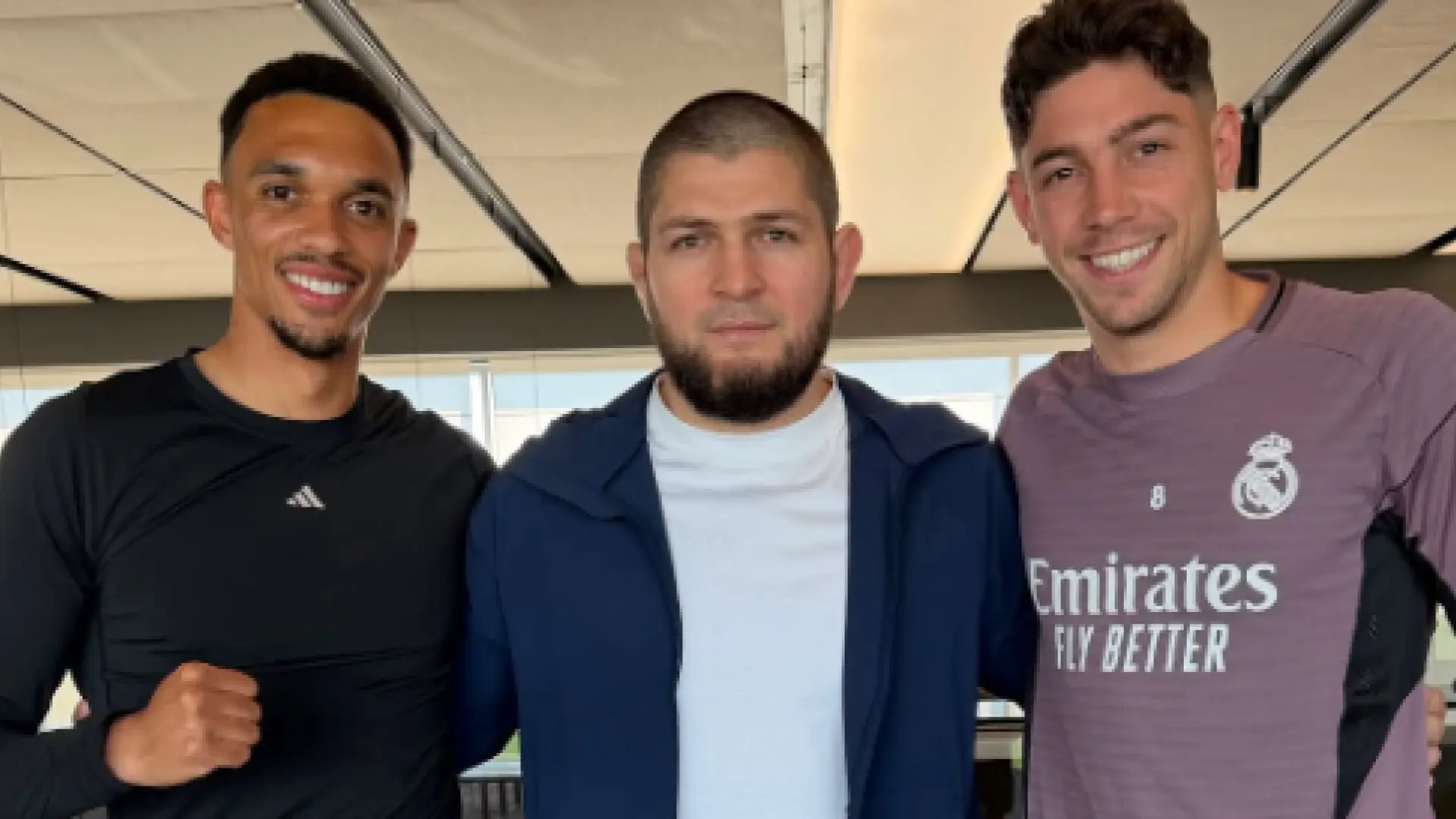 Khabib Nurmagomedov visita a los jugadores del Real Madrid y Bellingham le recuerda su frase más famosa: «Envíame la ubicación»