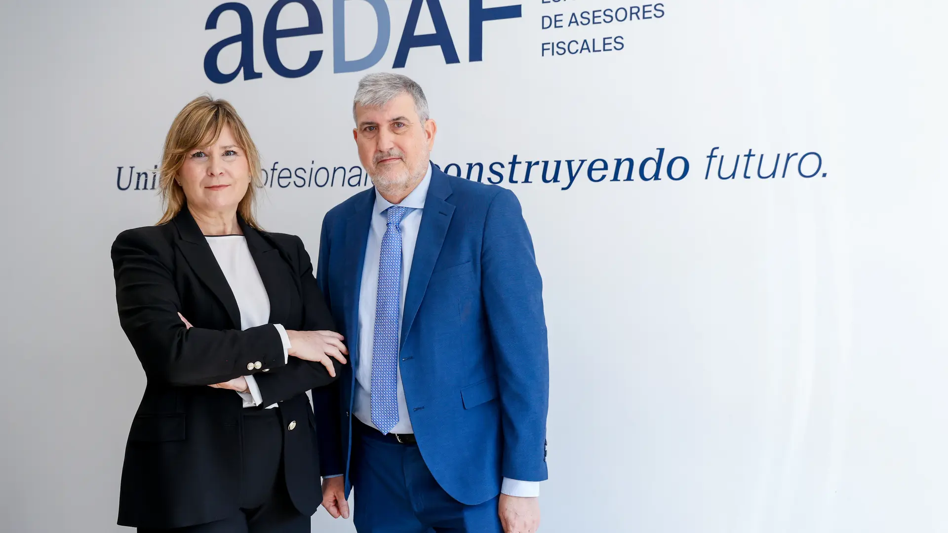 Los expertos de la AEDAF: «Puedes deducirte la compra de un coche eléctrico o híbrido, pero hay un límite»