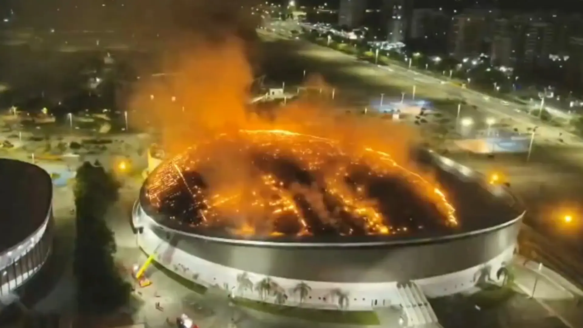 Un espectacular incendio arrasa la cubierta del velódromo olímpico de Río de Janeiro