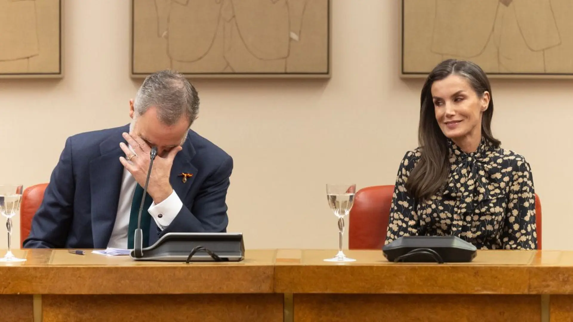 El rey Felipe se parte de risa en un acto con la comunidad gitana cuando le hablan de su madre: «Era una gitana más»