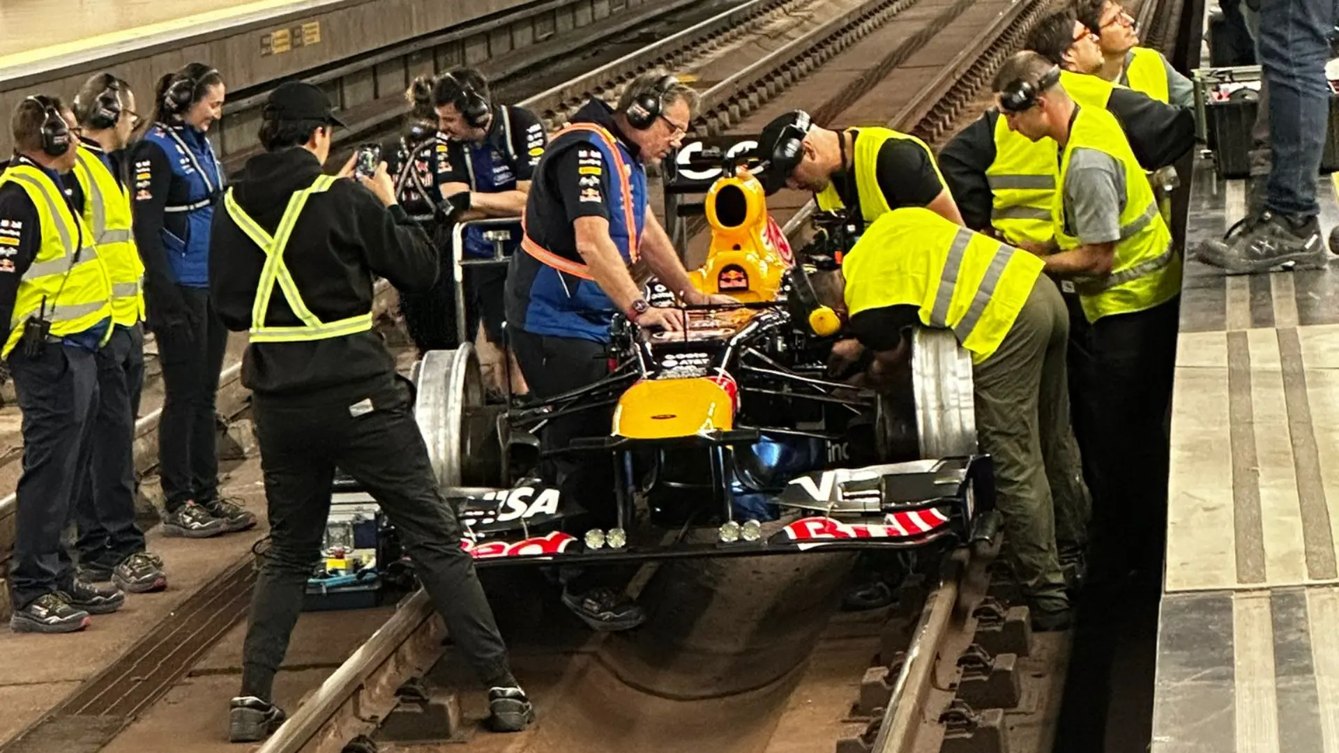 Aparece un coche de Fórmula 1 de Red Bull en las vías del metro de Madrid