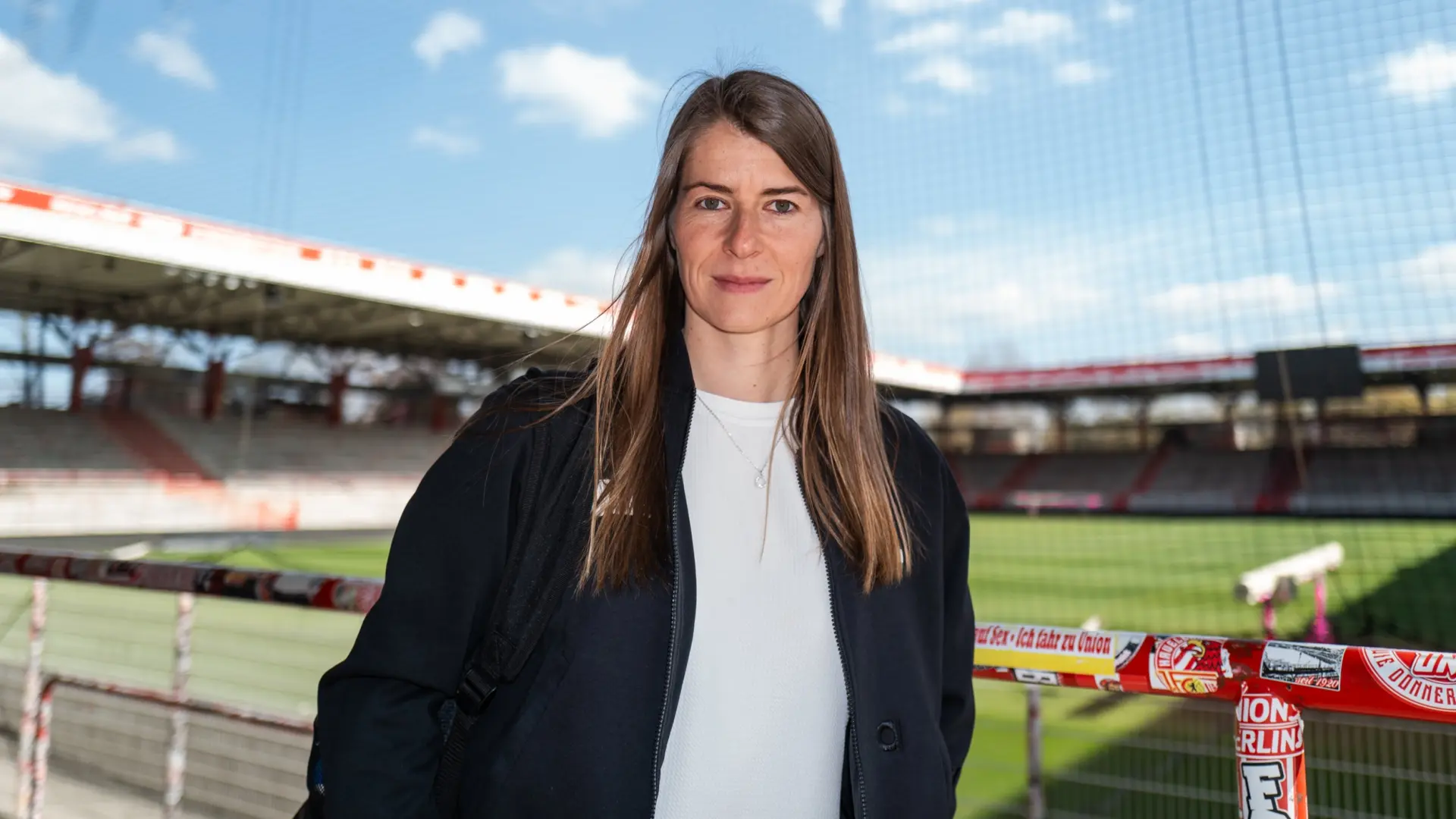 Quién es Marie-Louise Eta, la primera mujer en dirigir un equipo de fútbol masculino