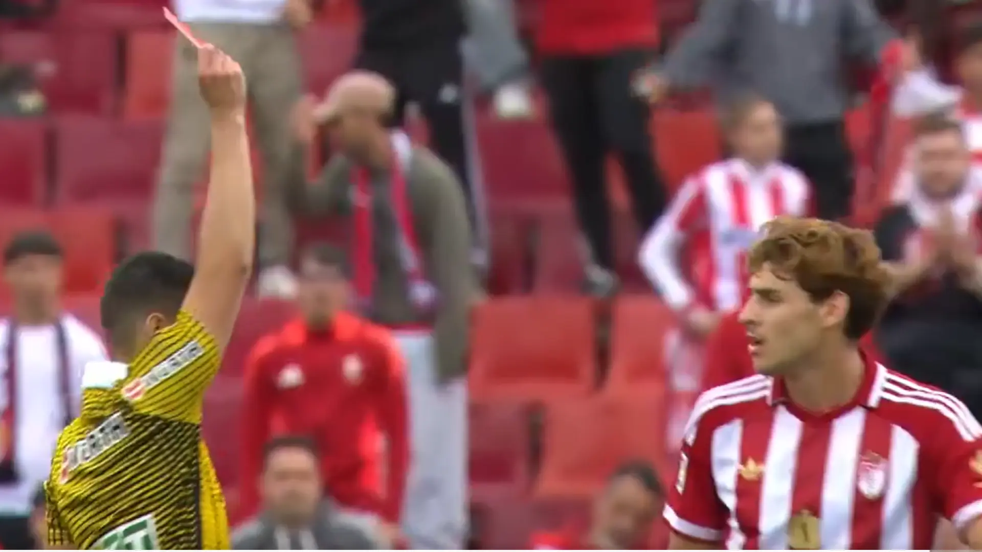 Expulsado un jugador del Granada por llamar «puto bigotes» al árbitro asistente