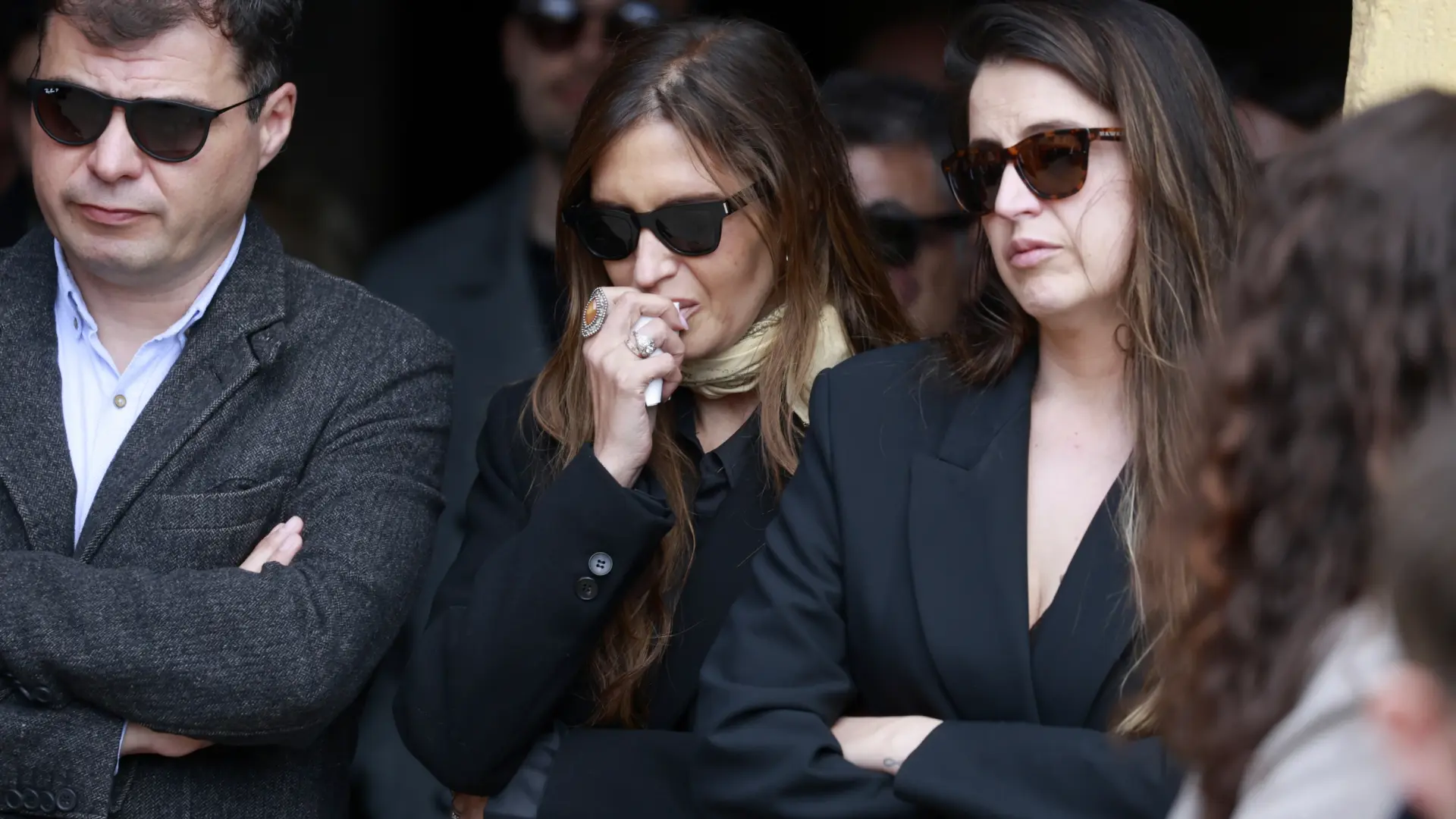 Sara Carbonero se despide de su madre, Goyi Arévalo, en una misa funeral junto a su hermana