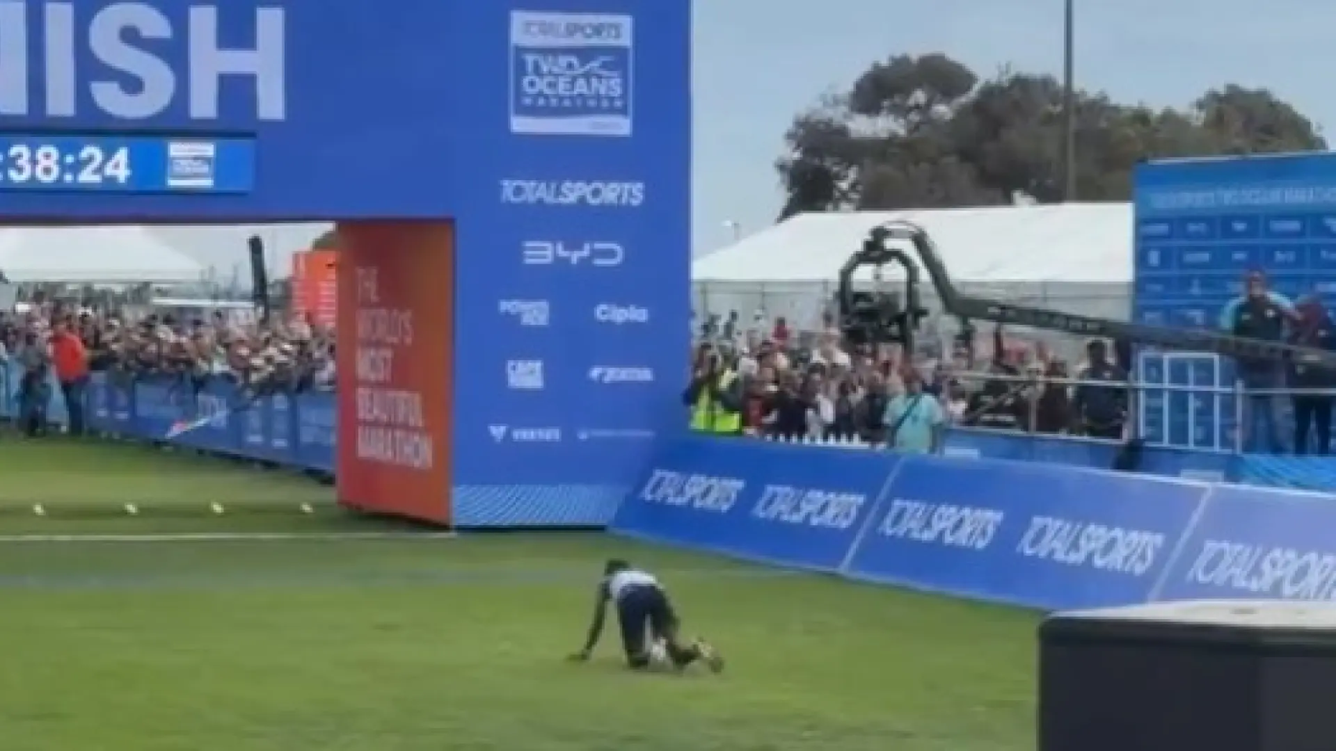 La agónica llegada a meta de la atleta Nobuhle Nobukhosi Tshuma: entra tercera gateando y sin poder andar tras correr 56 kilómetros