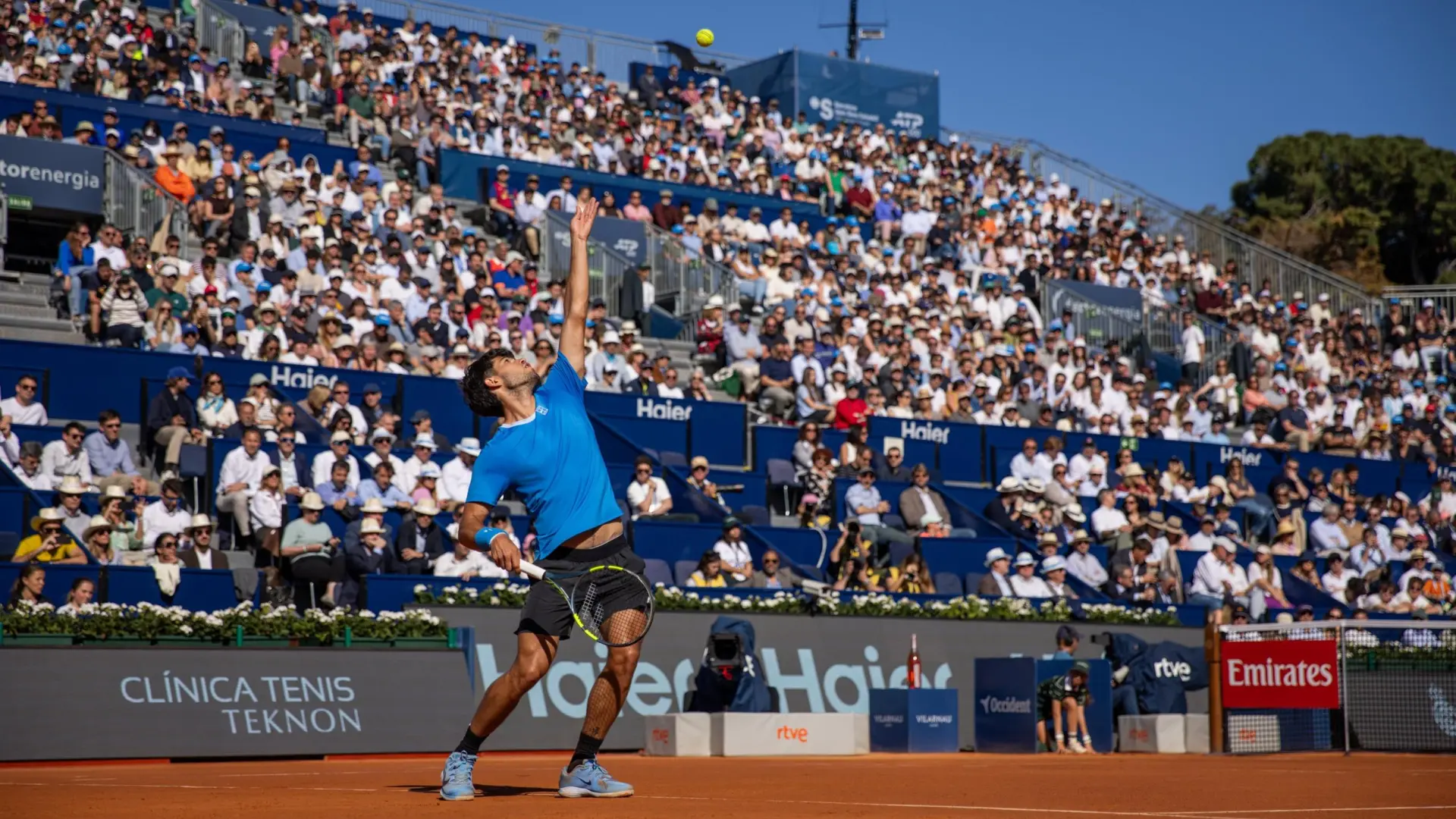 Carlos Alcaraz supera sus problemas físicos y se estrena con victoria en el Godó