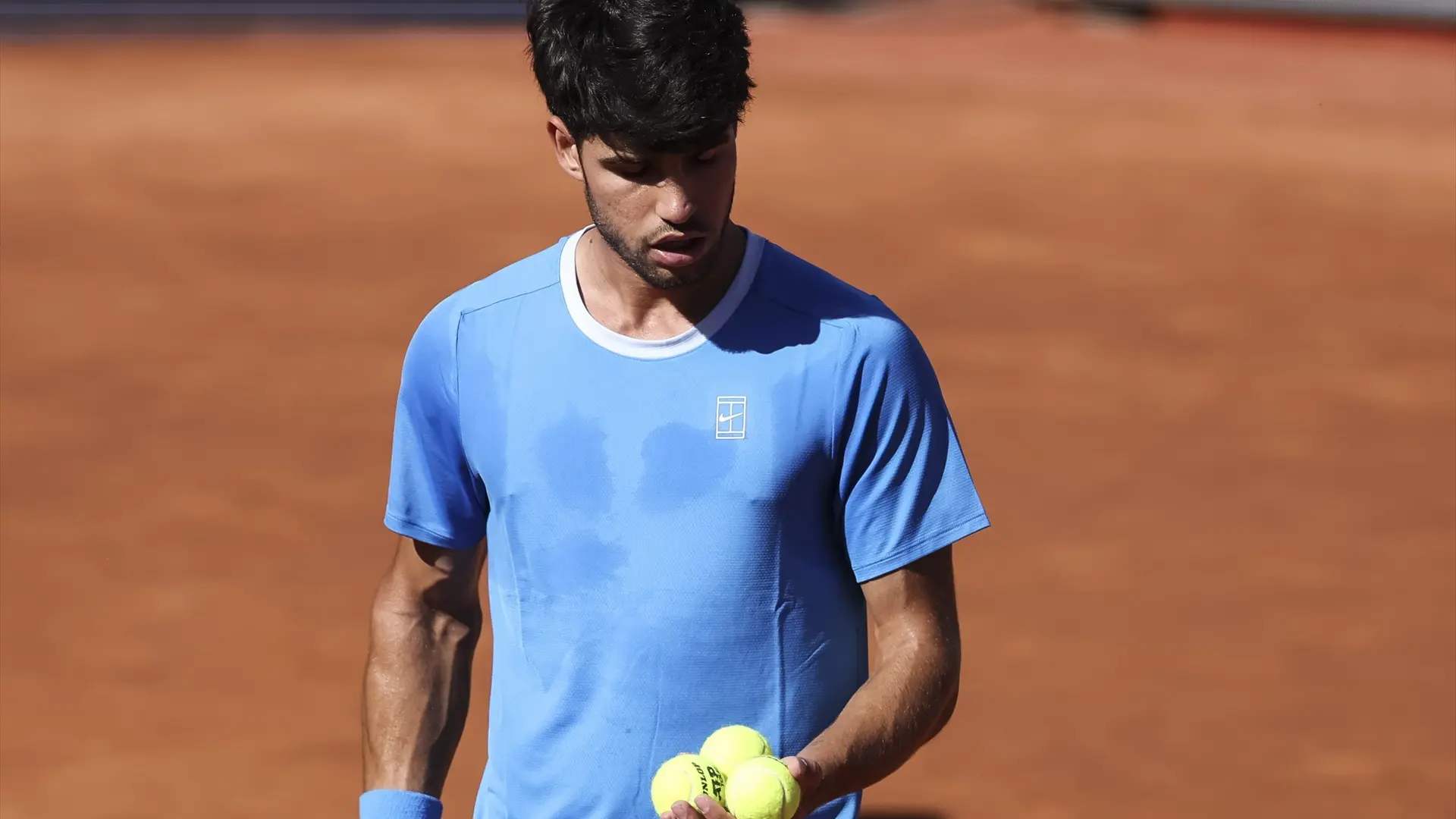 Alarma Carlos Alcaraz: anula su entrenamiento en el Godó por sus molestias en la muñeca derecha