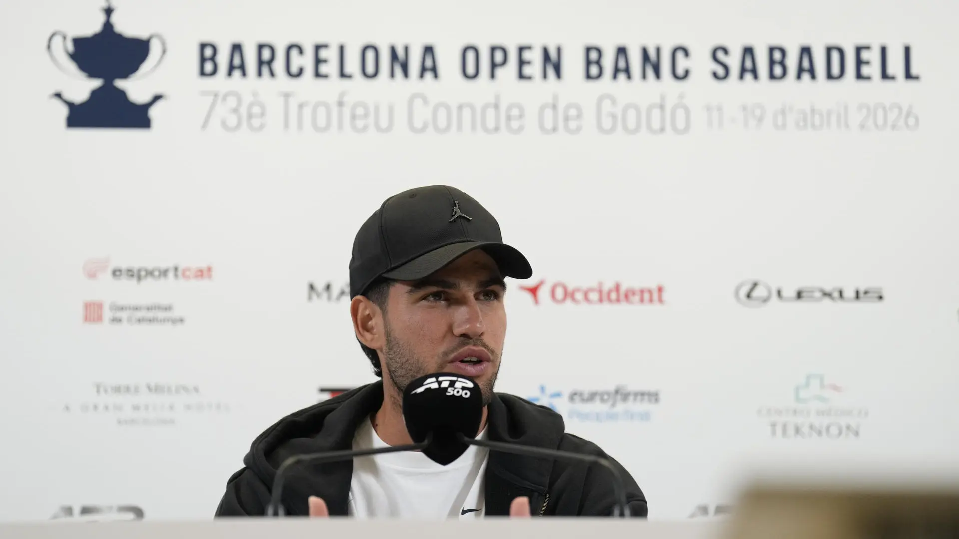 Carlos Alcaraz se retira del Conde de Godó un día después de su debut: «Es una lesión más seria de la que me esperaba»