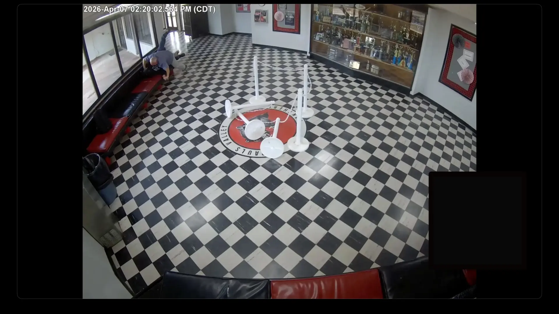 Acto heroico en un colegio de Oklahoma: el director derriba a un hombre armado que planeaba disparar contra los estudiantes