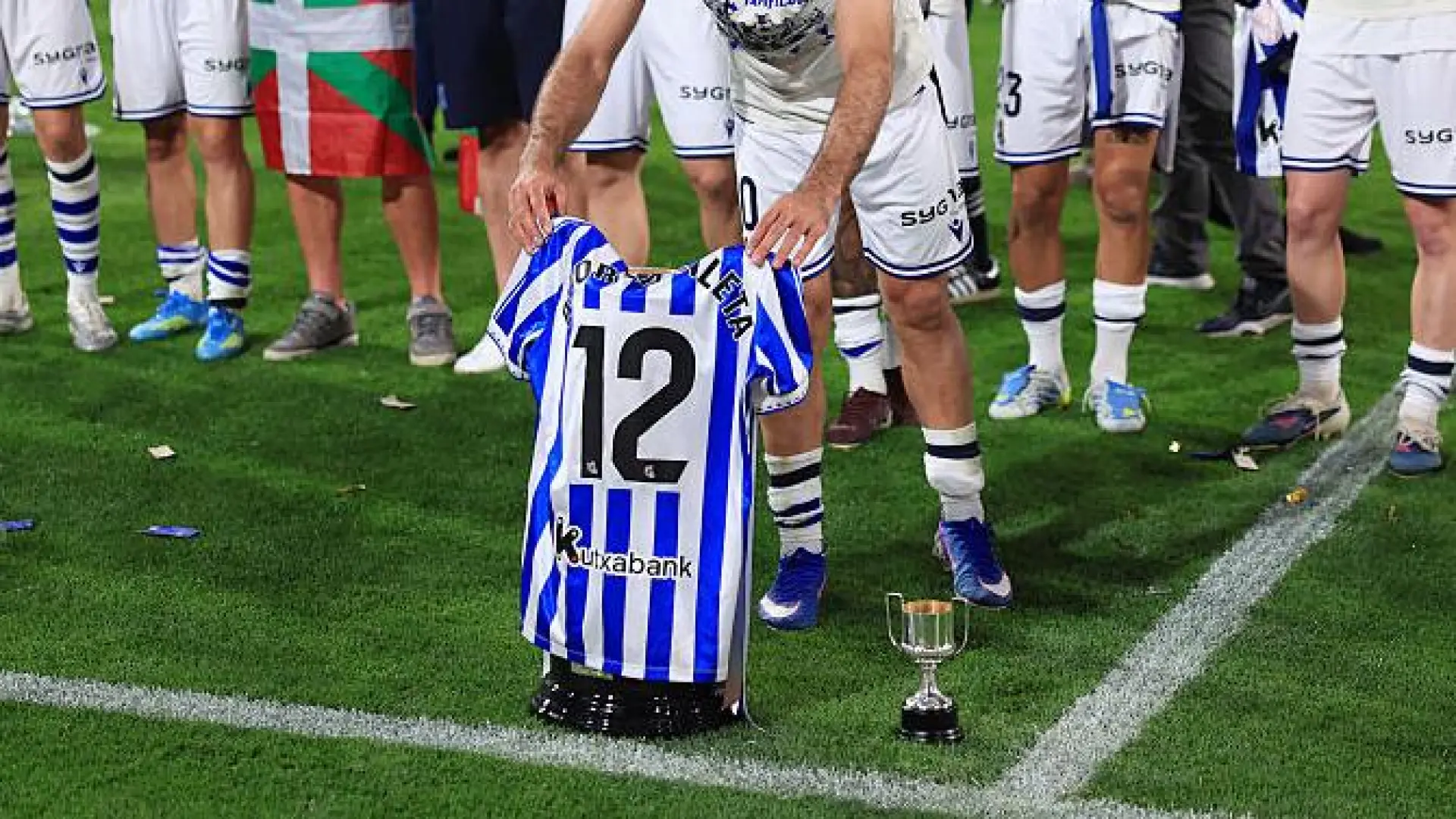 El emotivo homenaje de unos niños de la Real Sociedad a Aitor Zabaleta para celebrar la Copa del Rey: arrodillados junto a su imagen