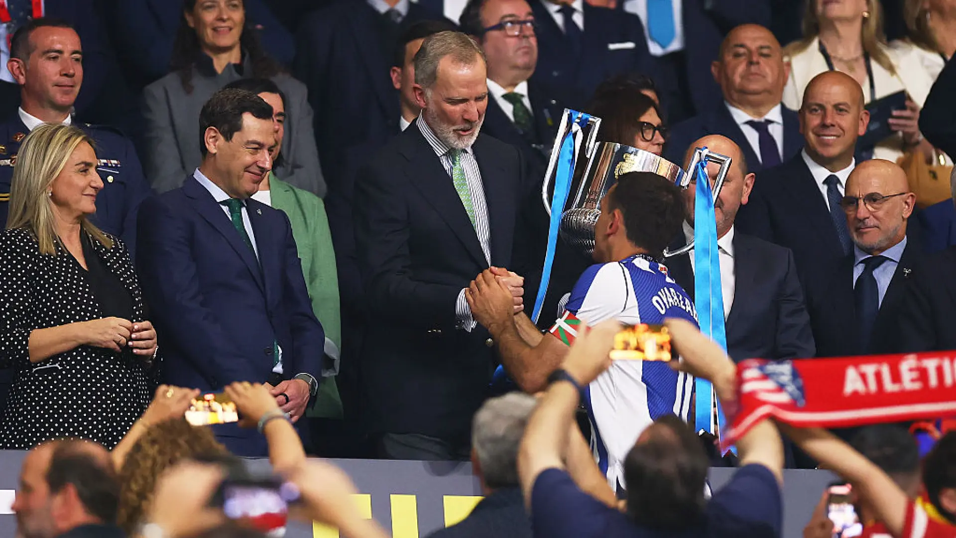 El momento en el que el rey Felipe VI entrega la Copa a la Real tras ganar a su Atlético: mensaje a Simeone y apretón con Oyarzabal