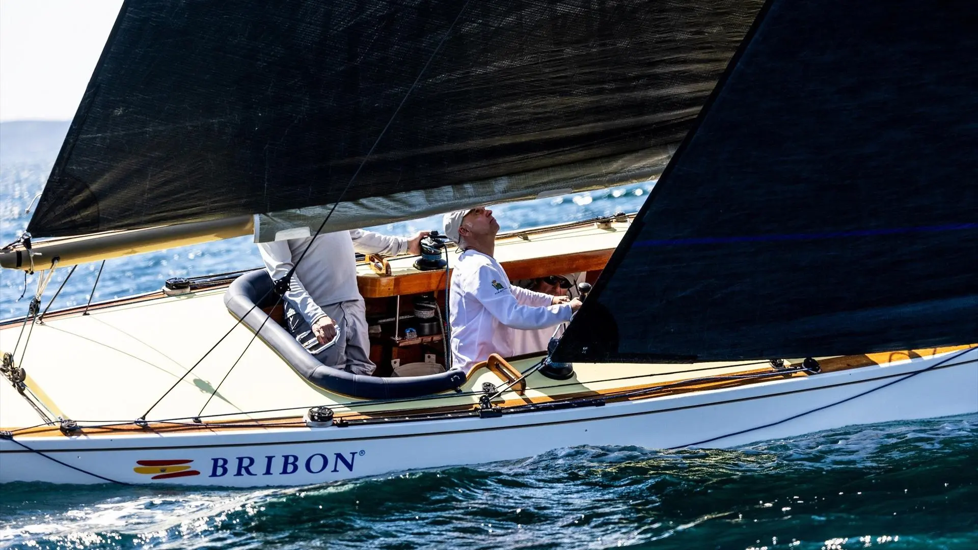 El 'Bribón', el barco del rey Juan Carlos, gana el Trofeo Xacobeo y aumenta su ventaja en la Liga