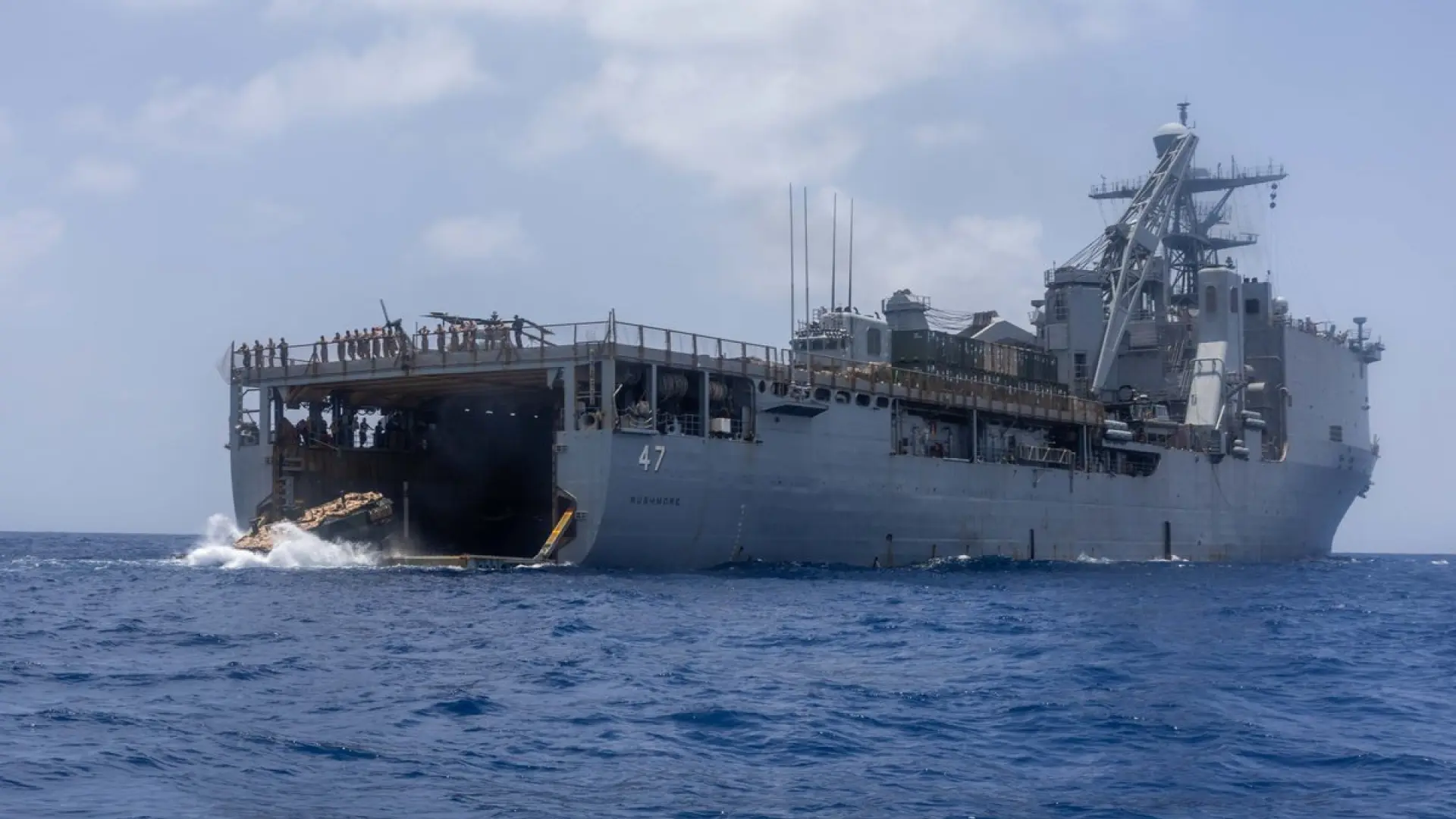 EEUU ataca y captura un carguero de gran tonelaje iraní en el golfo de Omán