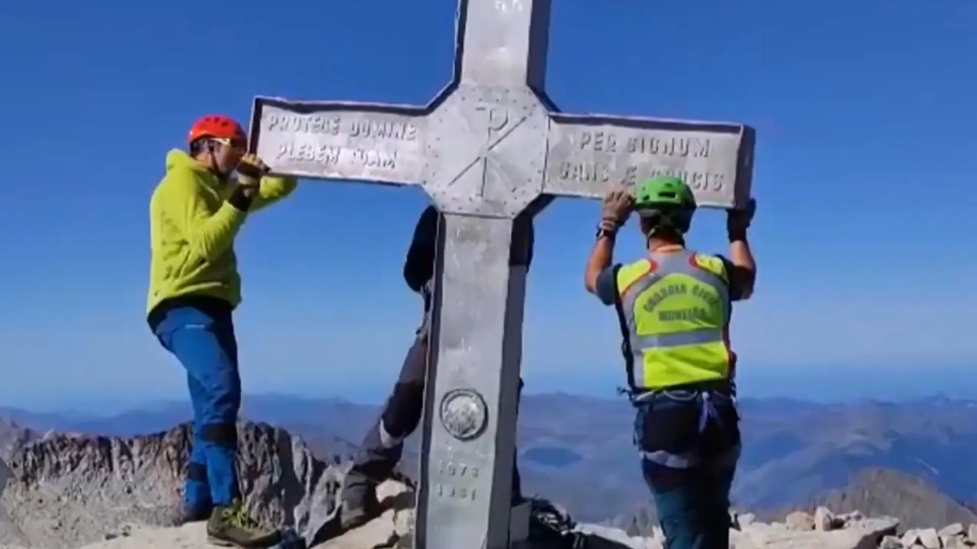 Indignación entre los montañeros por el acto vandálico a la Cruz del Aneto, cortada con una radial: «Es más que un símbolo religioso»