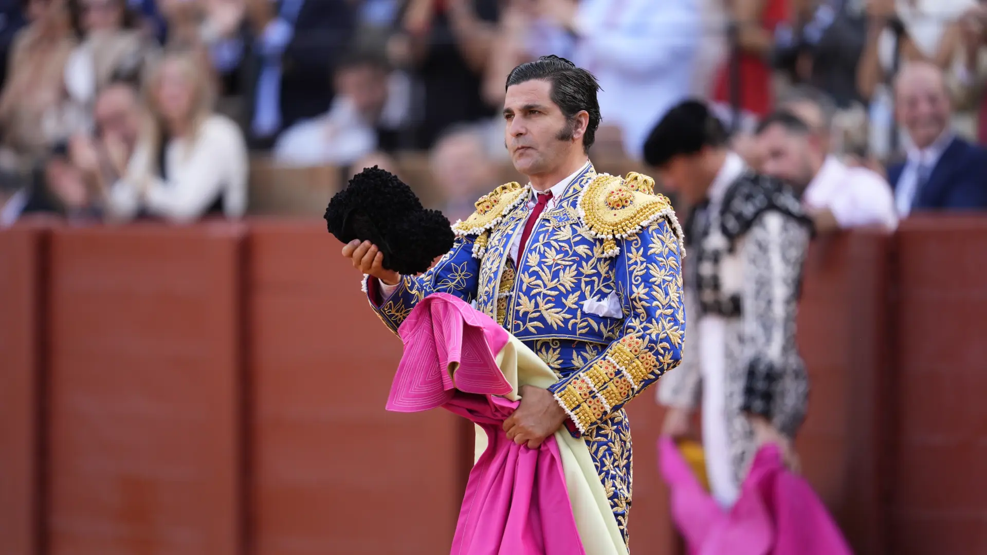 Morante de la Puebla sale del hospital para seguir la recuperación de su grave cornada en casa, pero antes se interesa por Roca Rey