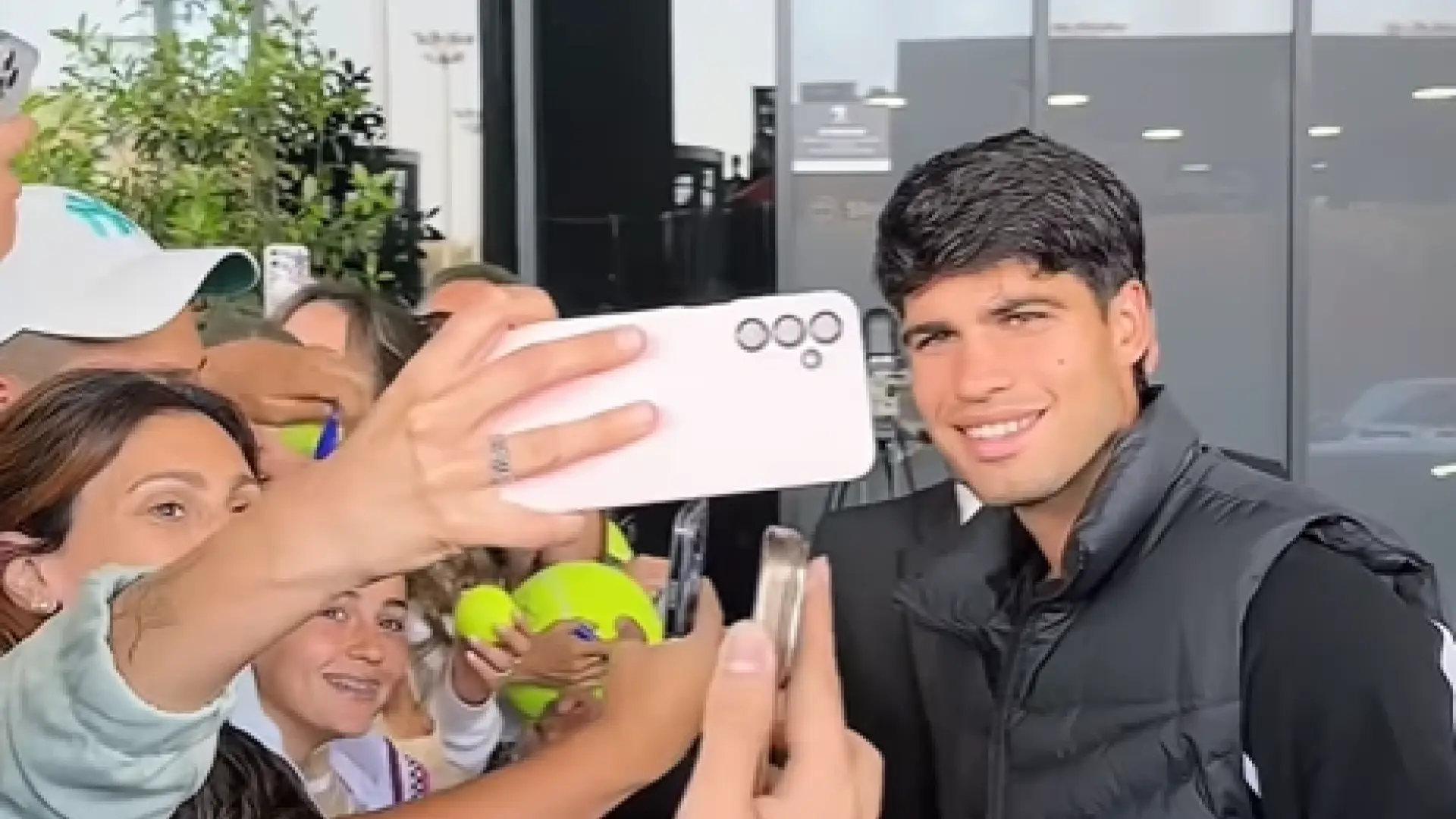 Carlos Alcaraz visita por sorpresa el Mutua Madrid Open: baño de masas tras su baja por lesión