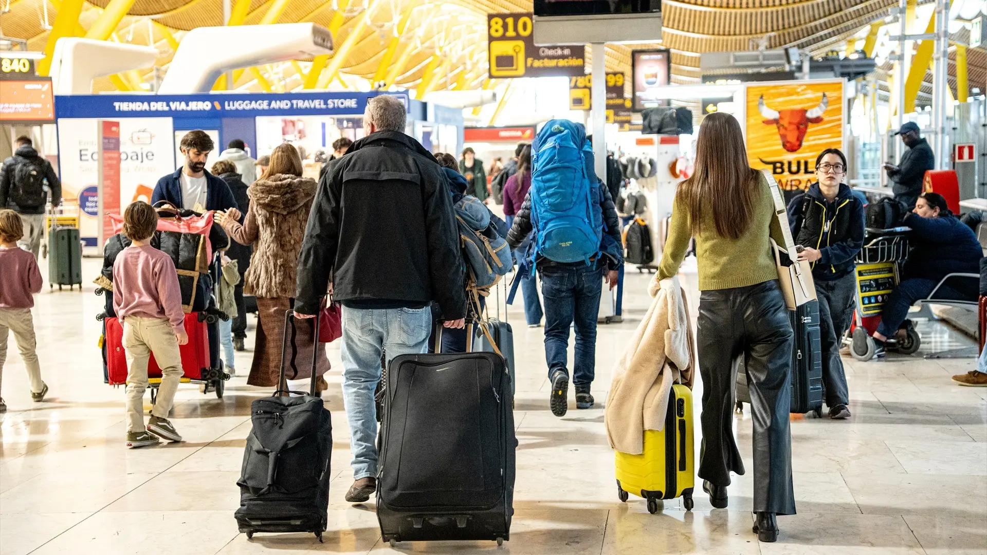 Las compañías aéreas estudian aplicar sobre el precio de los billetes la escalada del queroseno