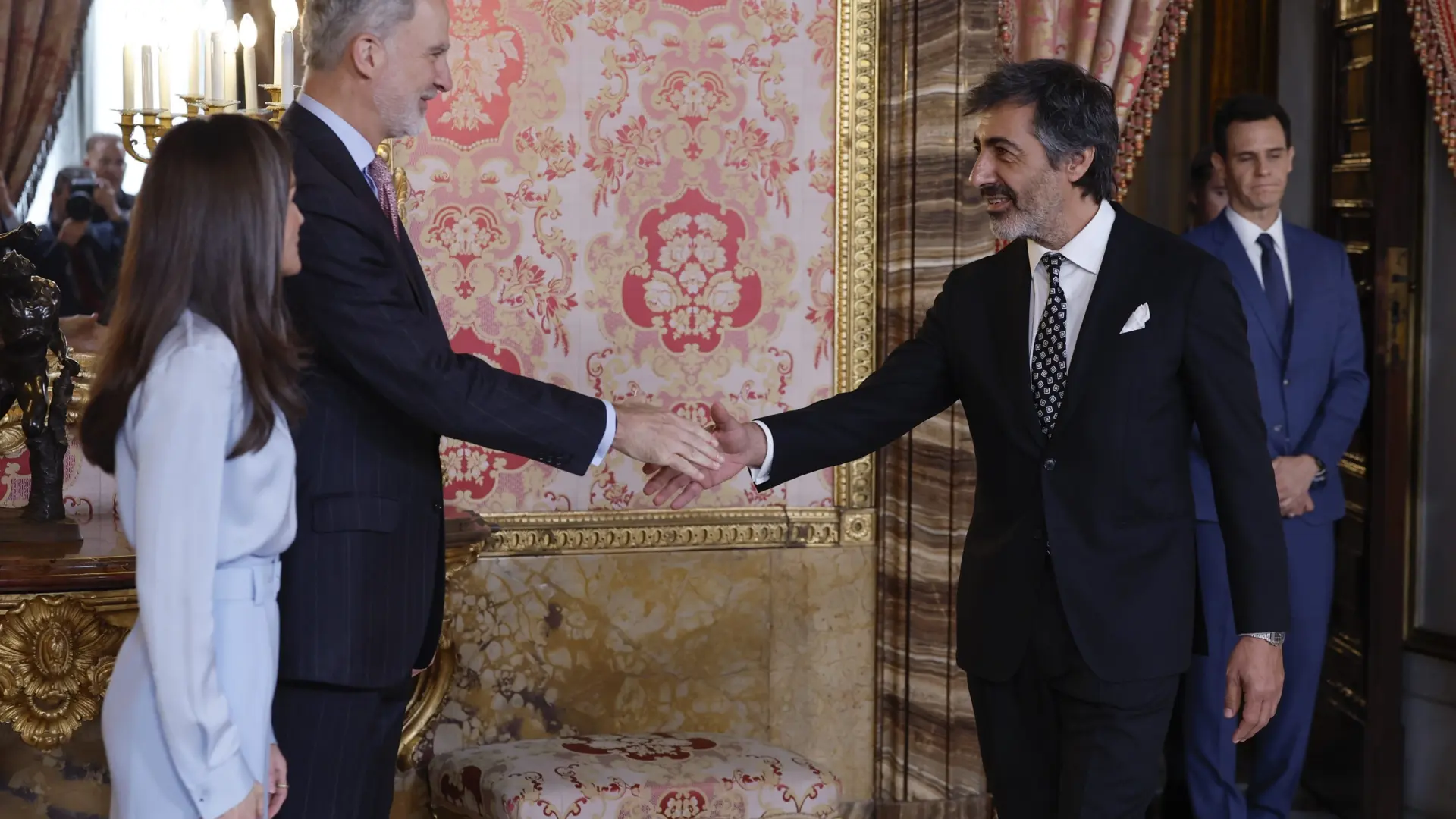 Juan del Val comparte mantel con los reyes y el premio Cervantes, Gonzalo Celorio, en el Palacio Real